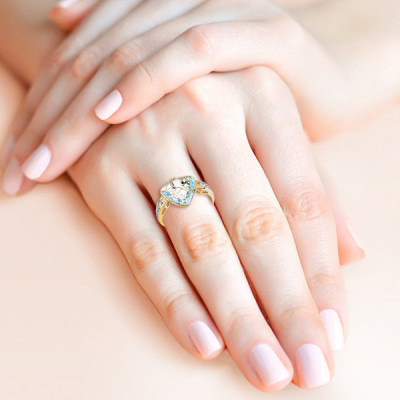 Кольцо классическое из золота с топазом