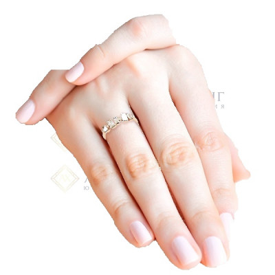 Кольцо классическое из серебра с фианитом