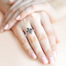 Кольцо классическое из серебра с шпинелью синтетической