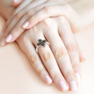 Кольцо классическое из серебра с шпинелью синтетической