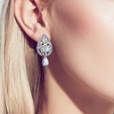 Серьги классические из серебра с фианитом