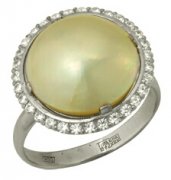 Кольца из белого золота Алмаз-Холдинг Кольцо классическое из золота c жемчугом и фианитами