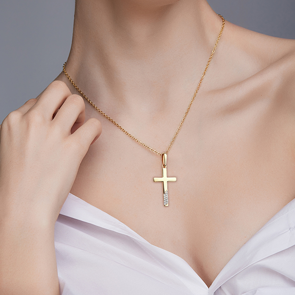 Крестик с бриллиантами и сапфиром – стильный аксессуар для Вашего образа